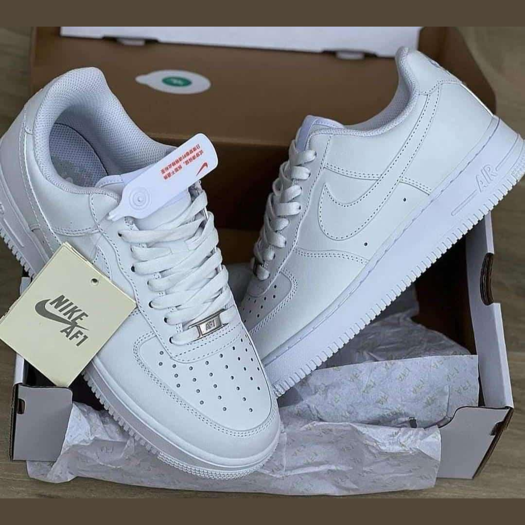 Nike Air Force 1 : L’Iconique Sneaker en Noir et Blanc