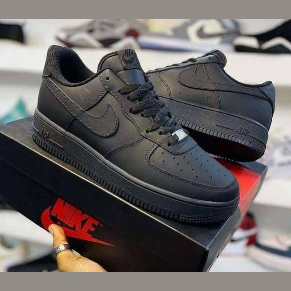 Nike Air Force 1 : L’Iconique Sneaker en Noir et Blanc