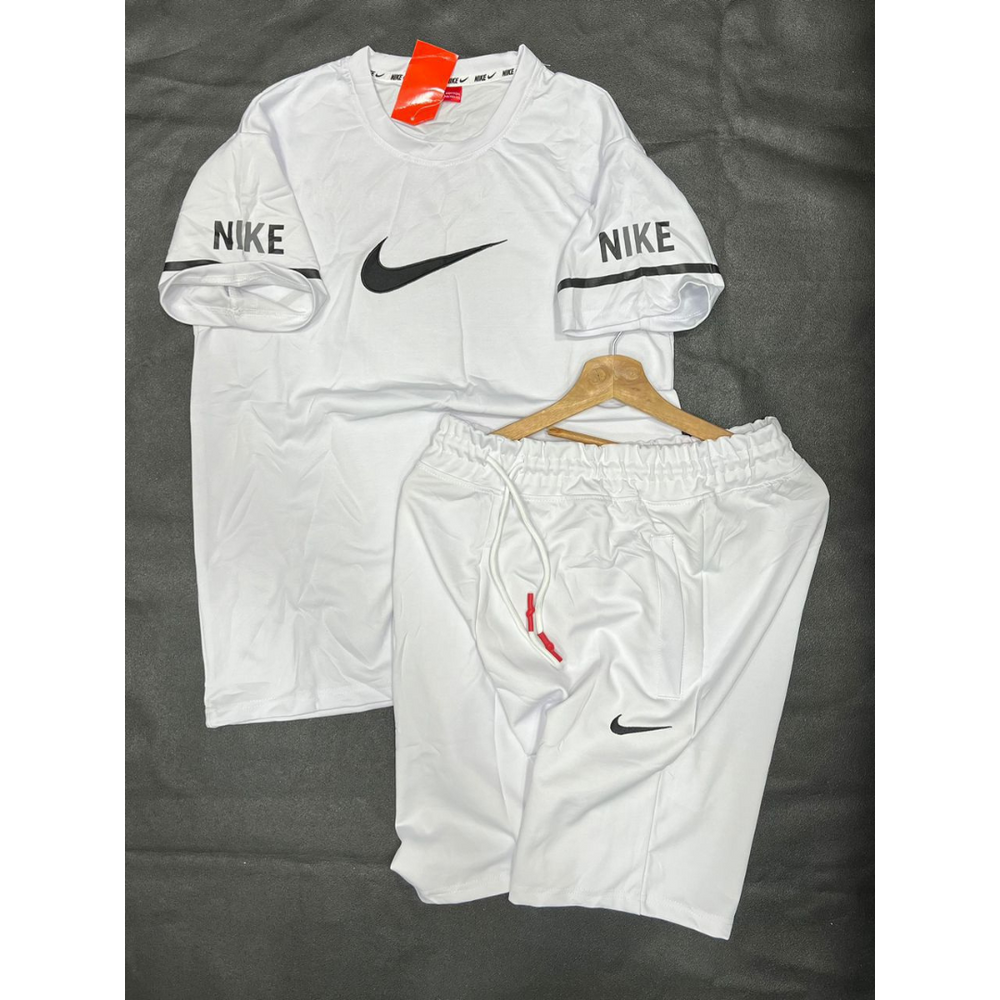 Ensemble Nike - T-shirt Blanc avec Logos et Pantalon Court Élastique