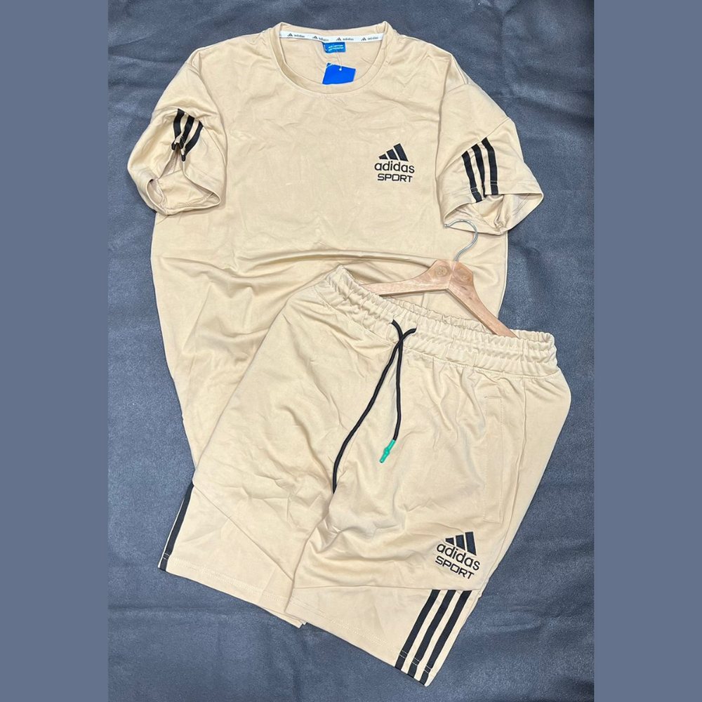 Ensemble Adidas - T-shirt Beige avec Logo et Pantalon Court à Bandes Noires