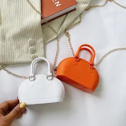 Affirmez votre style frais et original avec ce mini sac à main