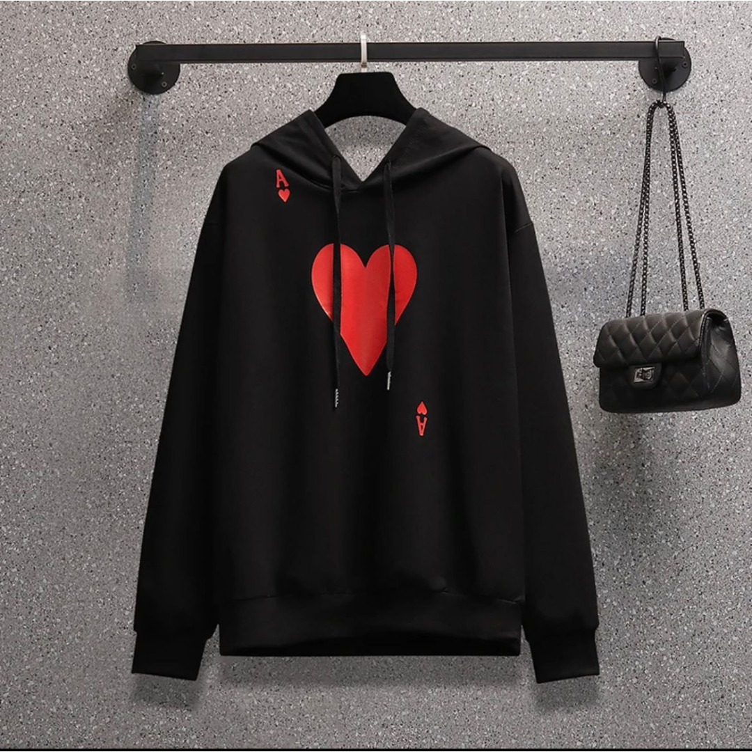 pull noir à capuche imprimé coeur : un must-have pour un style confortable et tendance