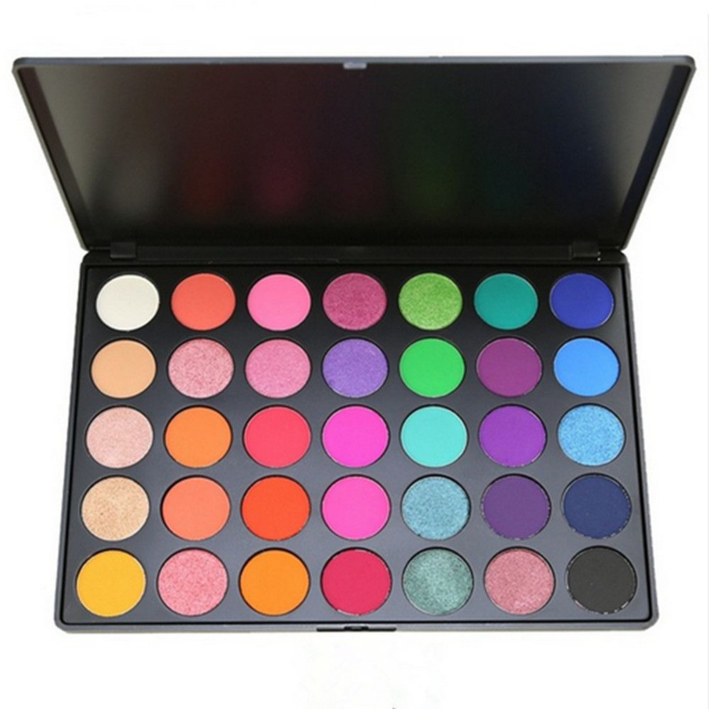 Makeup palette: brilliant color and nourishing ingredients for a perfect look