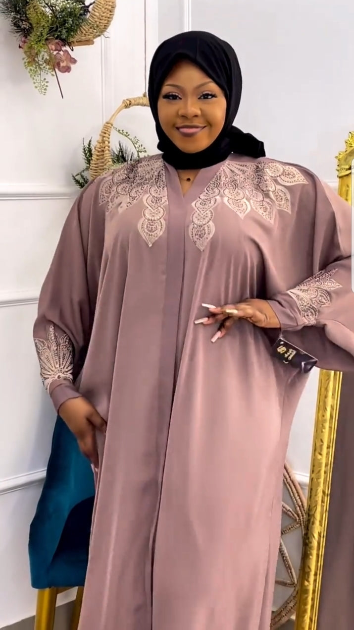 Découvrez l'élégance intemporelle de l'Abaya de Dubaï