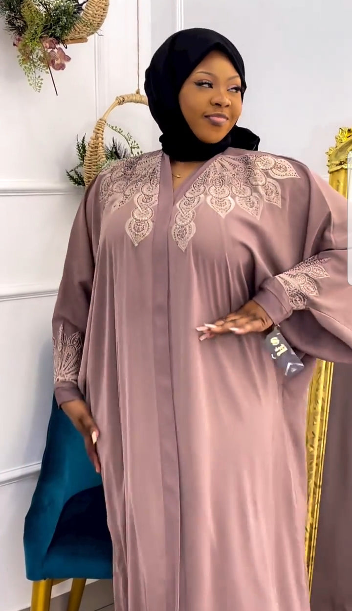 Découvrez l'élégance intemporelle de l'Abaya de Dubaï