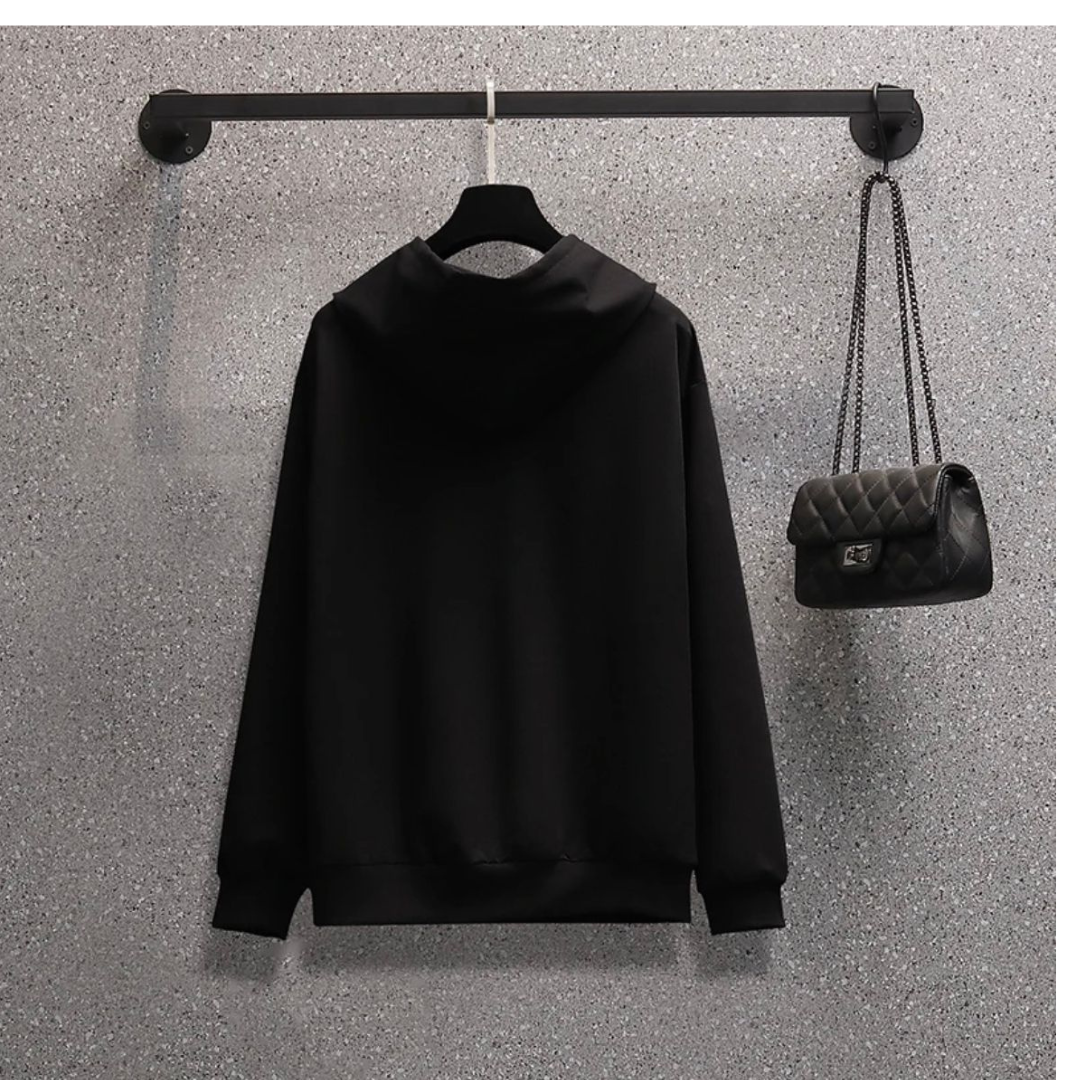 pull noir à capuche imprimé coeur : un must-have pour un style confortable et tendance