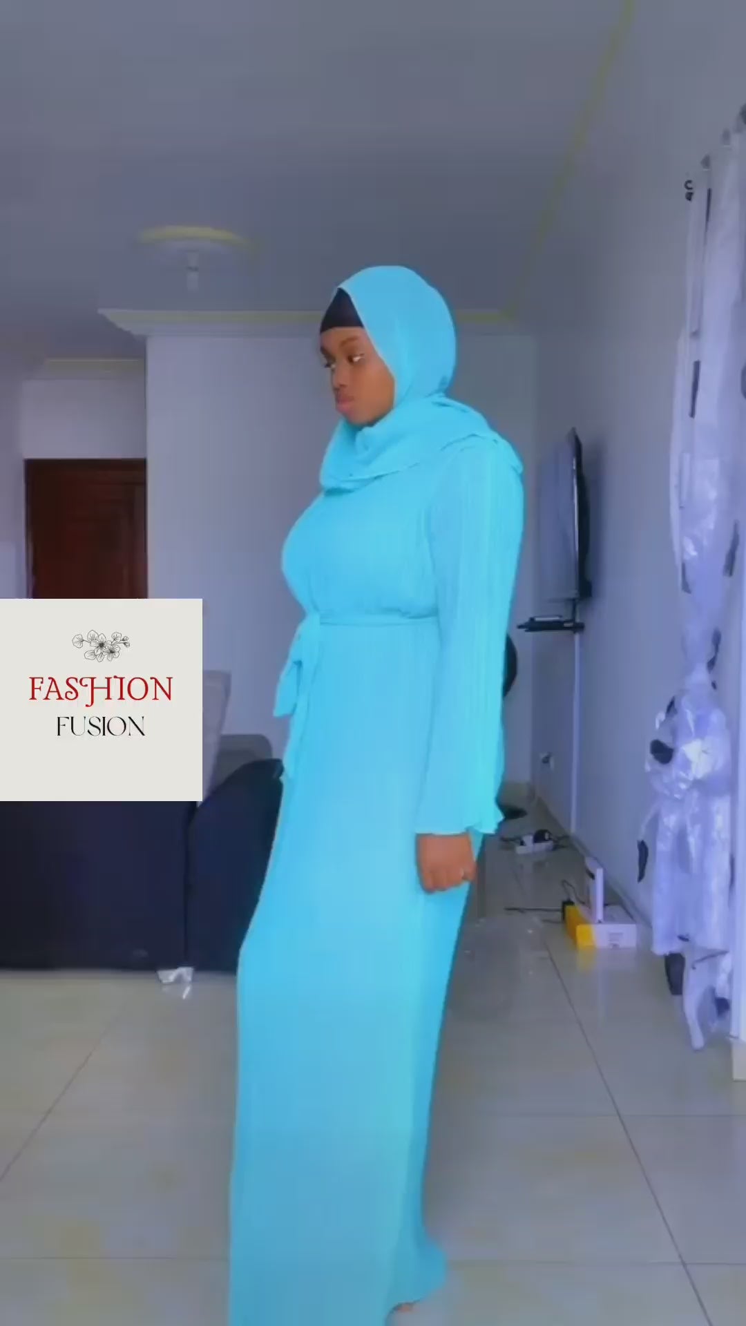 Adoptez un look élégant avec notre Abaya de Dubaï bleu porté par une influenceuse TikTok